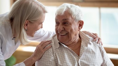 Therapeutin mit Senior