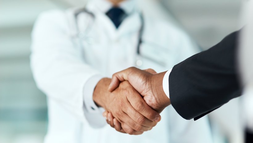 Bild zeigt Handschlag bei der Personaleinstellung eines Arztes