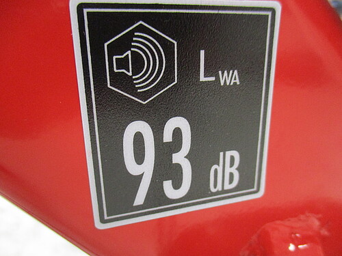 Das Bild zeigt ein rotes Anzeigegerät mit schwarzweißer Angabe des Schallleistungspegels 93 dB