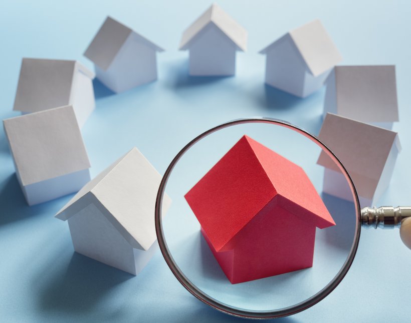 es stehen 8 Häuschen im Kreis, 7 davon sind weiß, eines ist rot. Dieses wird durch eine Lupe betrachtet