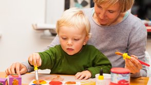 Mutter und Kind basteln und malen