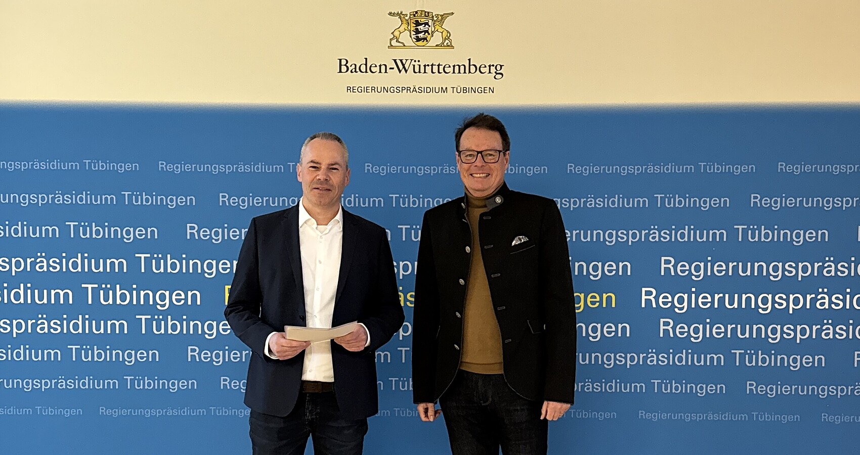 Das Foto zeigt Dr. Markus Breymaier und Regierungspräsident Klaus Tappeser im Foyer des RP Tübingen