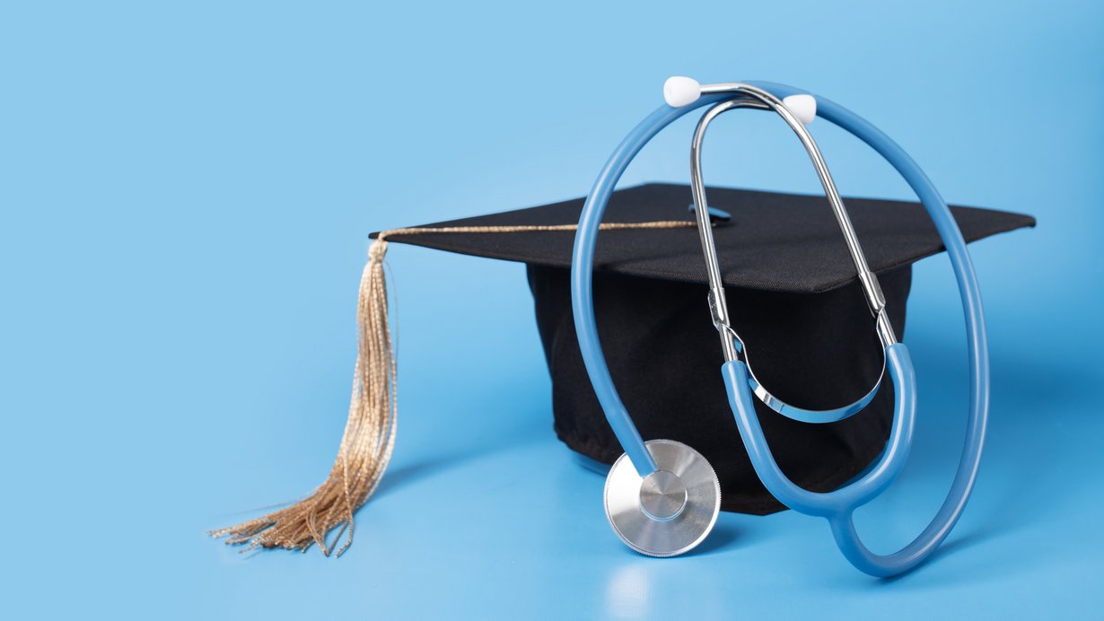 Bild zeigt Doktorhut mit Stethoskop