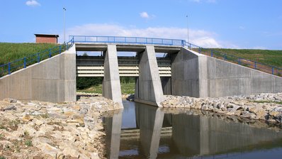 Ein- und Auslassbauwerk als Hochwasserschutz - Beispiel für eine 3zügige Anlage