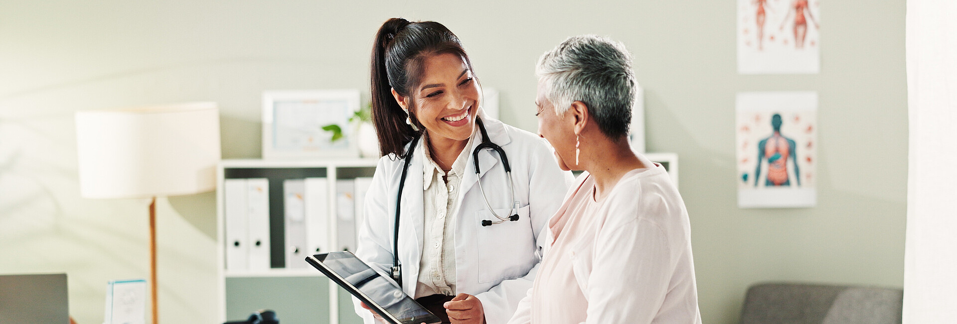Ärztin im Gespräch mit einer Patientin