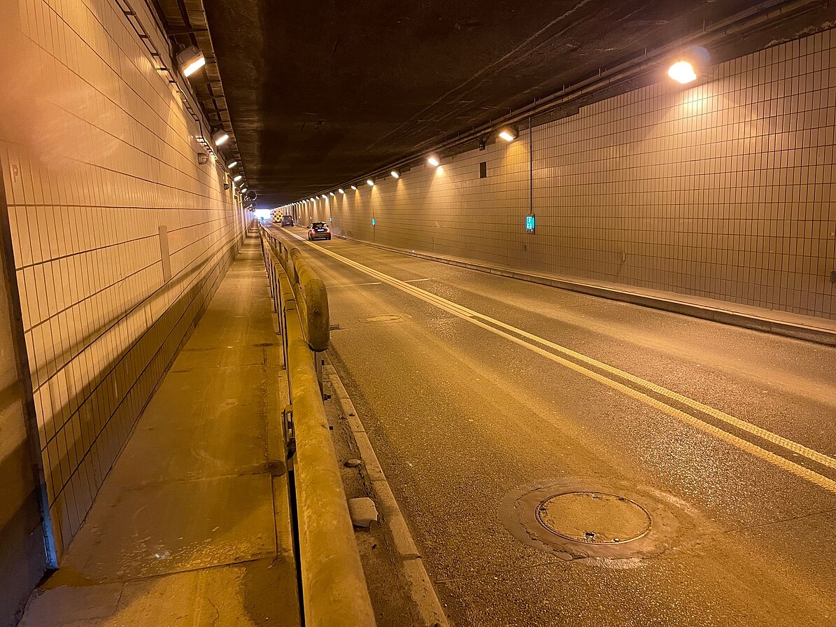 Bild zeigt den Flughafentunnel mit Radweg