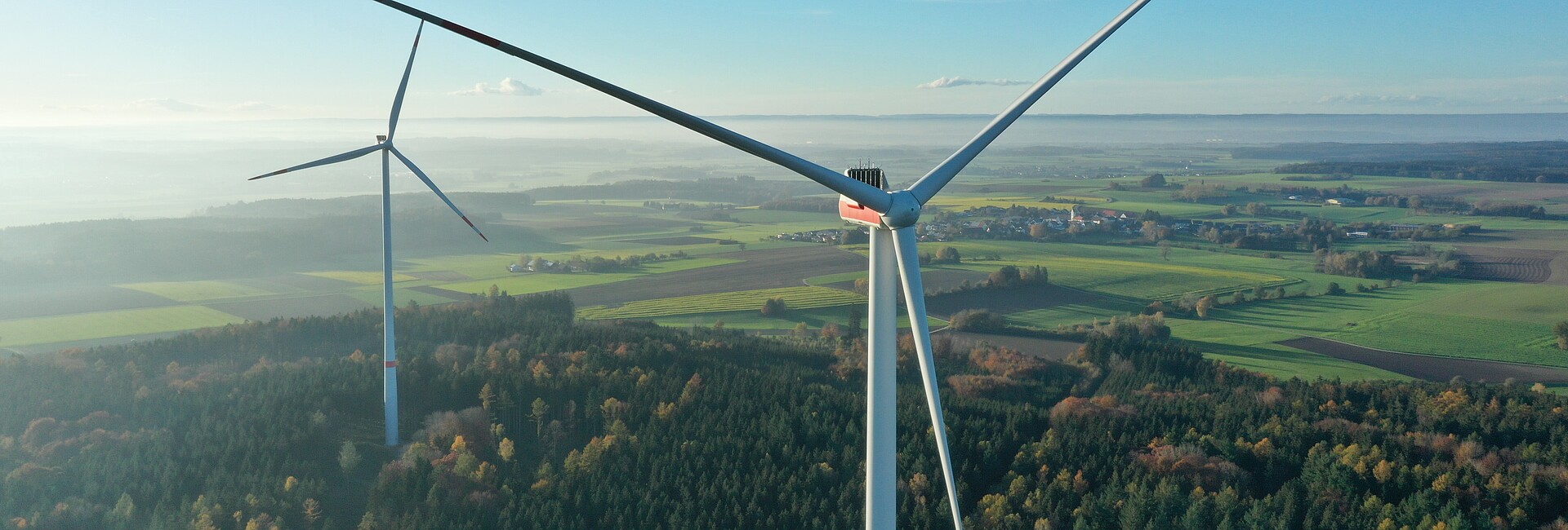 Windkraftanlagen von einer Drohne aus fotografiert