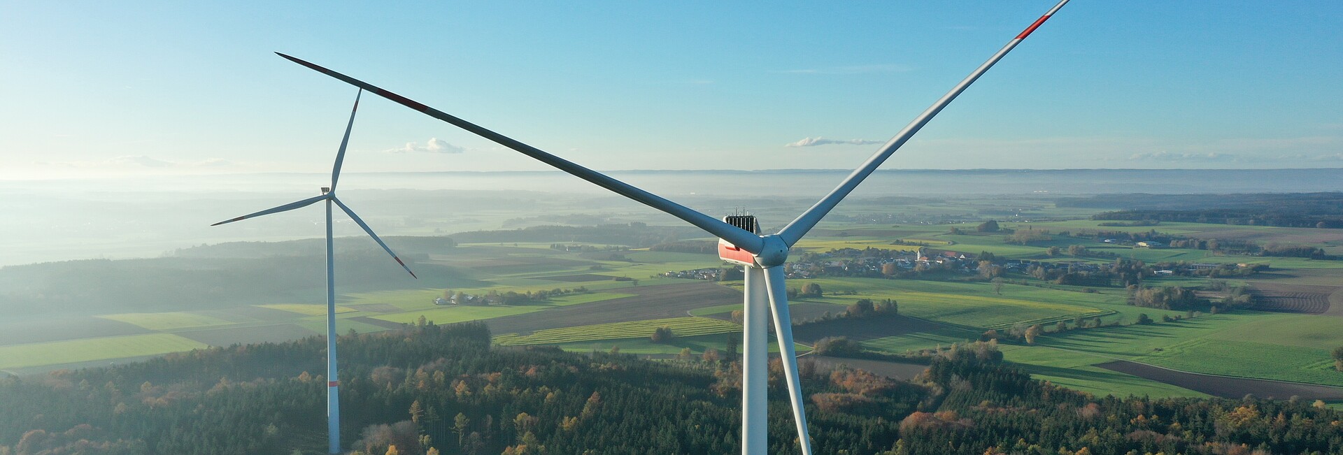 Windkraftanlagen von einer Drohne aus fotografiert