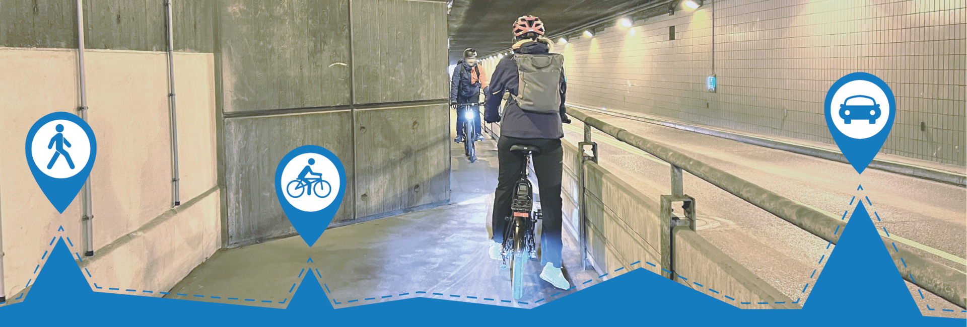 Zwei Fahrradfahrer begegnen sich auf einem sehr schmalen Fahrradweg im Flughafentunnel. Darunter ist in blau eine Zeitlinie eingefügt