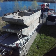 Ponton (=Schwimmplattform) wird in zwei Teilen angeliefert