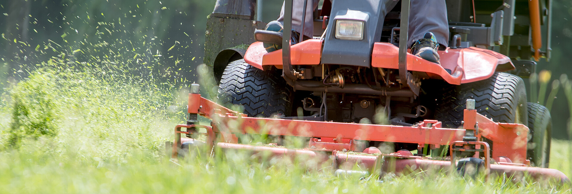 Rasenmäher-Traktor fährt über den Rasen