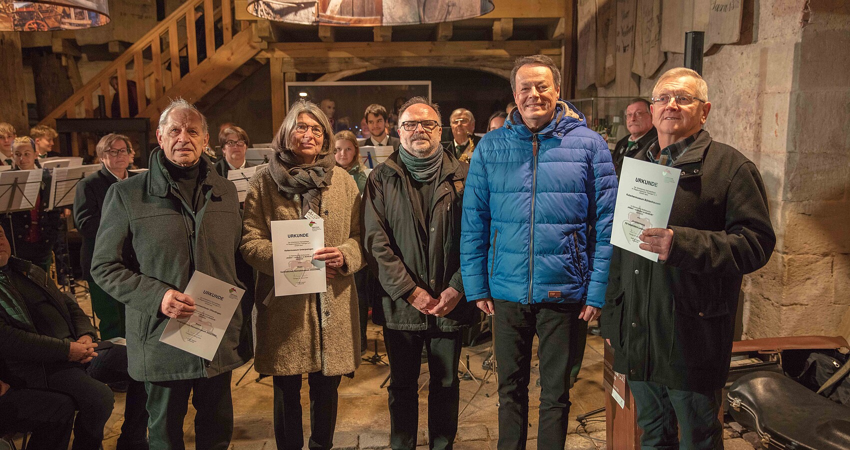 Preisverleihung vorbildliches Dorfmuseum: Fünf Menschen stehen in einer Reihe und lächeln in die Kamera.