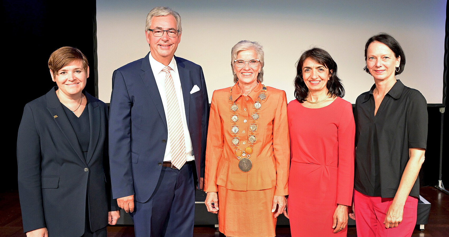 Regierungspräsidentin Susanne Bay (rechts) bedauerte bei ihrer Rede, dass es mit dem Dienstende von Oberbürgermeisterin Ursula Keck (Mitte) nur noch fünf Oberbürgermeisterinnen in Baden-Württemberg geben wird