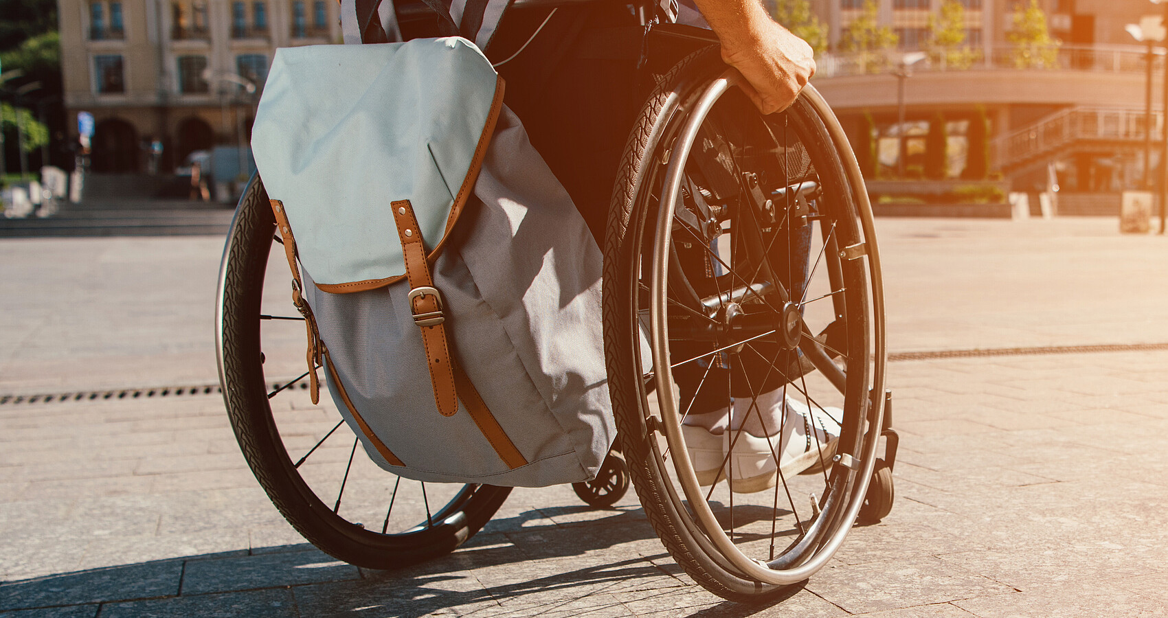 Bild zeigt einen Rollstuhlfahrer von hinten