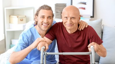 Altenpfleger mit Patient