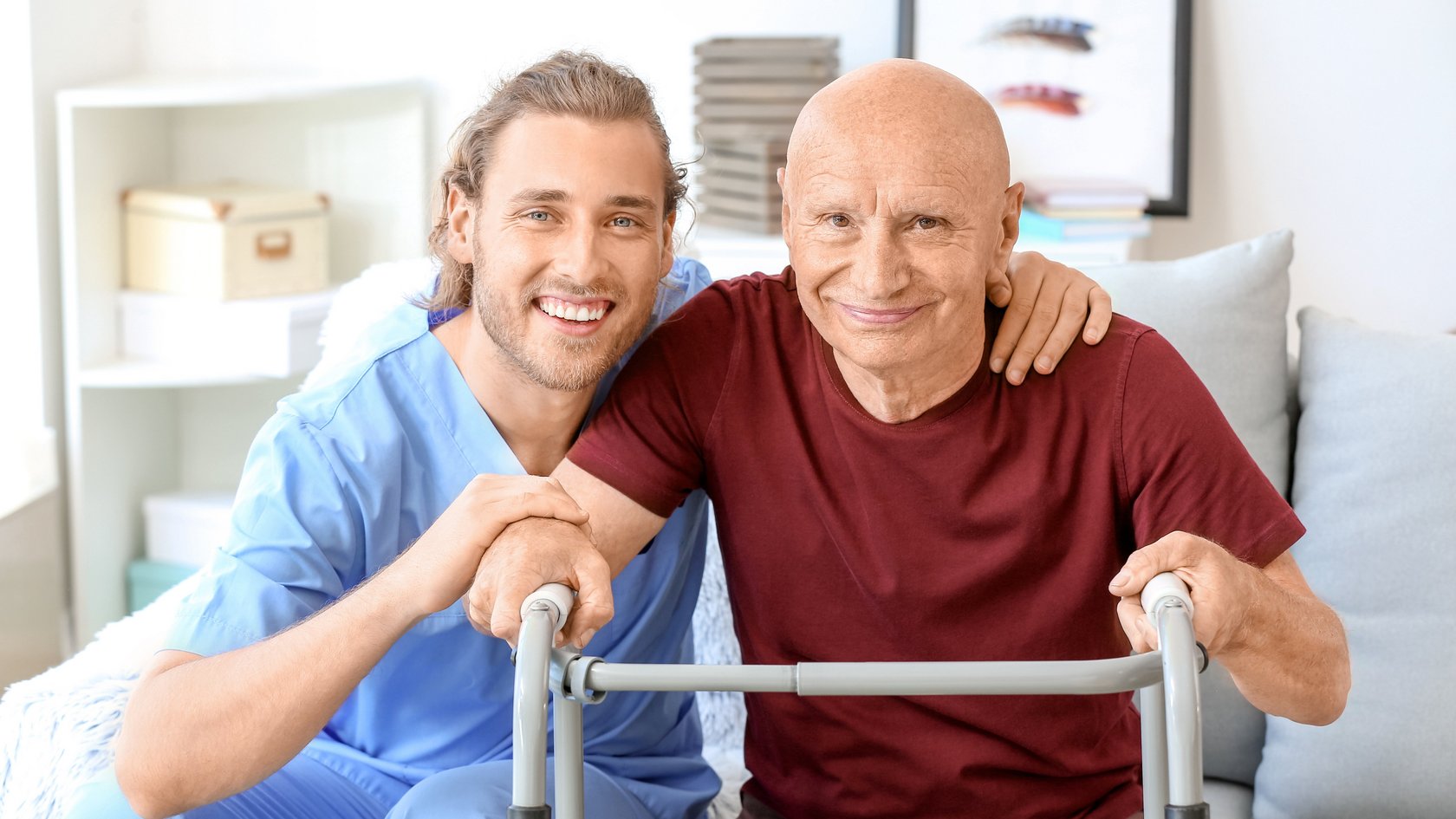 Altenpfleger mit Patient