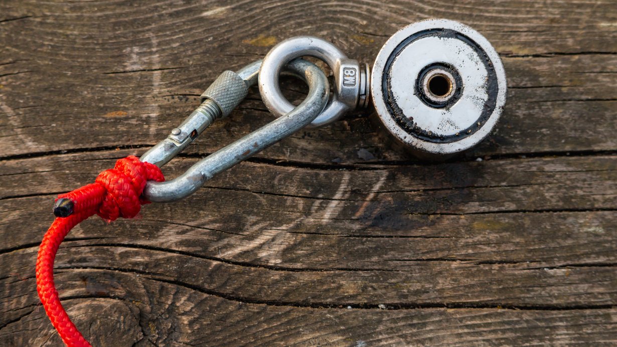 Das Bild zeigt einen starken Magneten, wie er beim Magnetfischen verwendet wird. 