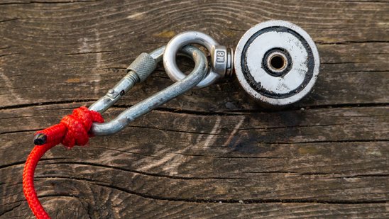 Das Bild zeigt einen starken Magneten, wie er beim Magnetfischen verwendet wird. 