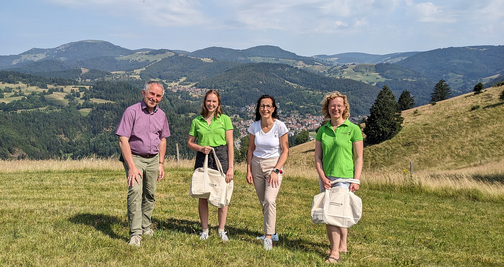 Geschaftsführer des Biosphärengebiets Schwarzwald, Walter Kemkes, Anja Ulrich, Leiterin der Commerzbank-Niederlassung Freiburg (zweite von rechts) und die Umweltpraktikantinnen Malena Schulz (links) und Fiona Purucker.