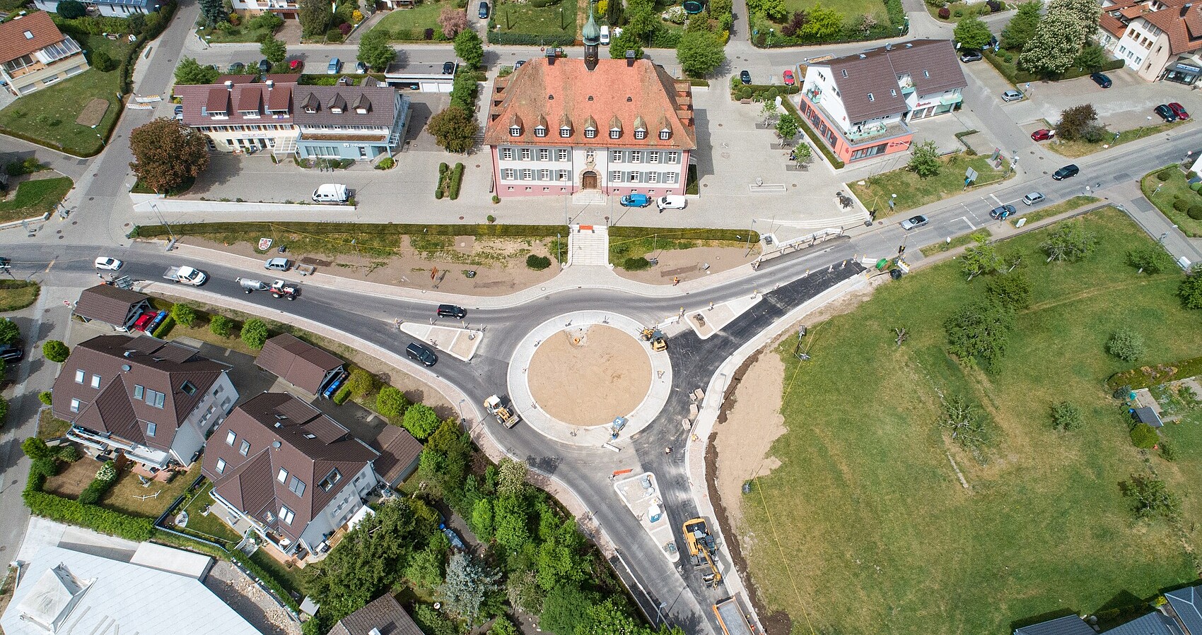 Der Kreise vorm Rathaus im Münstertal aus der Luft fotografiert