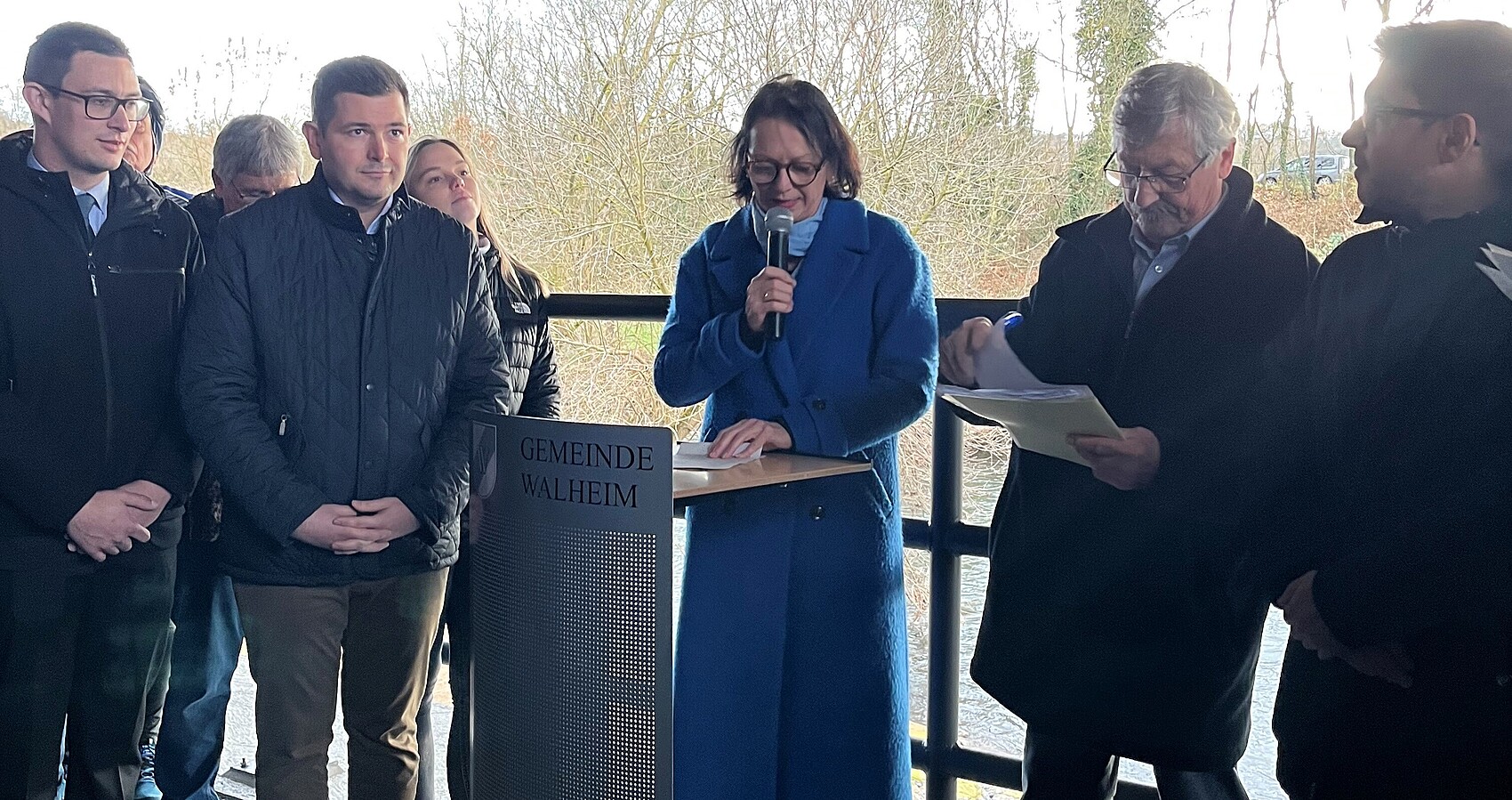 Regierungspräsidentin Susanne Bay spricht bei der feierlichen Verkehrsfreigabe der Radunterführung an der Enzbrücke der B 27