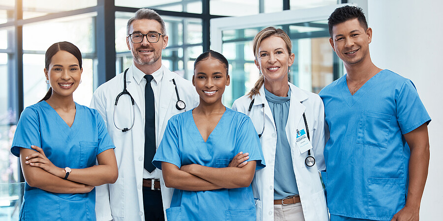 Bild zeigt zwei Ärzte und drei Krankenpflegerinnen bzw. -pfleger