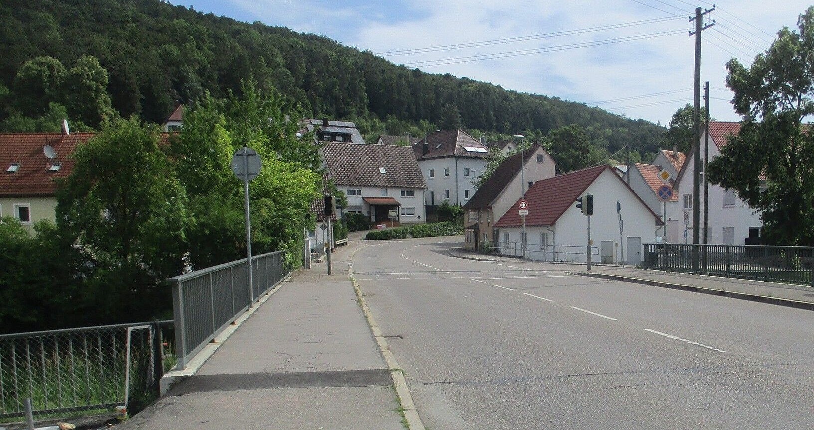Das Foto zeigt eine die Fahrbahn einer Brücke in einer Ortschaft