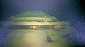 Sedimentbedecktes Deck eines vollständig erhaltenen hölzernen Lastsegelschiffs am Grund des Bodensees, Blick Richtung Heck 