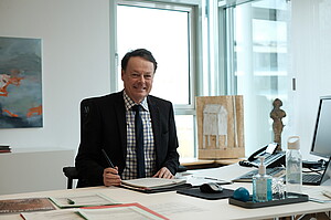 Regierungspräsident Klaus Tappeser am Arbeitsplatz
