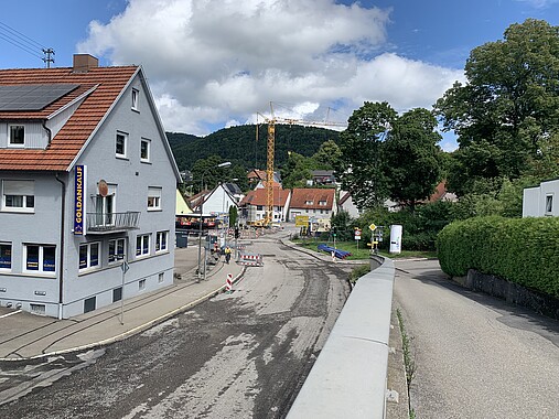 August 2025: Auch in Lautlingen geht es vorwärts. Der vierte und letzte Bauabschnitt der Fahrbahndeckenerneuerung läuft. Eine Straßenbaustelle in einer Ortsdurchfahrt