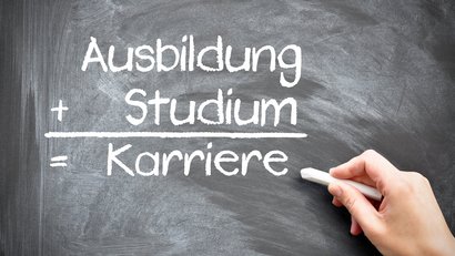 Summenbildung auf Tafel: Ausbildung + Studium = Karriere