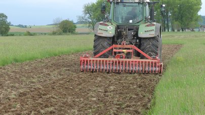 Schlepper mit Kreiselegge