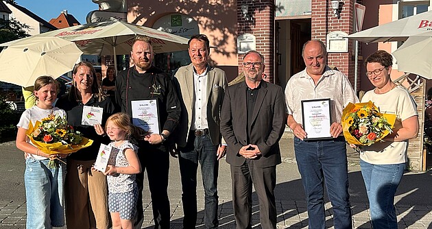 Das Foto zeigt die Preisträger mit Regierungspräsident Klaus Tappeser und Karlheinz Geppert. Die einzelnen Personen von links nach rechts: Anja Markert und Daniel Markert, Gasthaus Hirsch, Regierungspräsident Klaus Tappeser, Karlheinz Geppert, Reinhard Mayer und Daniela Mayer, Gasthaus Adler.