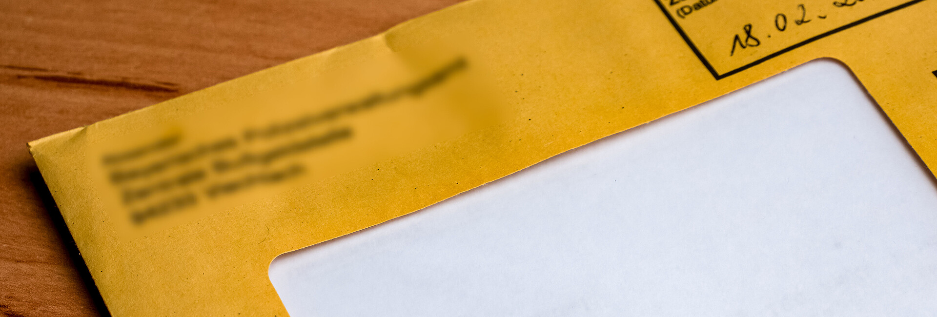 Gelber Briefumschlag