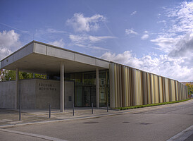 Flachdachgebäude mit Lamellenfront der Bücherei Mediothek Dußlingen