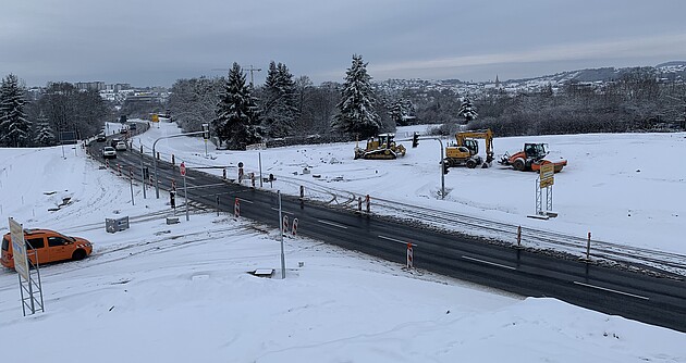 Das Bild zeigt die Umbauarbeiten am Anschluss Rottenburg-Kiebingen; mehrere Baustellenfahrzeuge; alles ist mit Schnee bedeckt