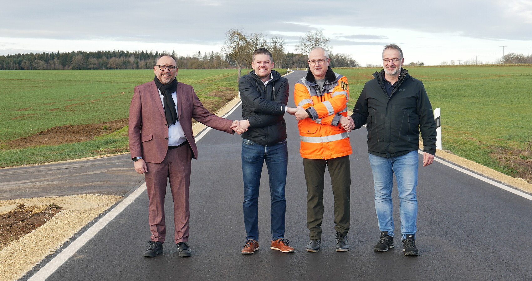 v.l.n.r. Obergröningens BM Jochen König, Schechingens BM Stefan Jenninger, Stellv. Refe-ratsleiter des Baureferats Ost im RPS Marcel Haderer und Heuchlingens BM Peter Lang bei der Verkehrsfreigabe