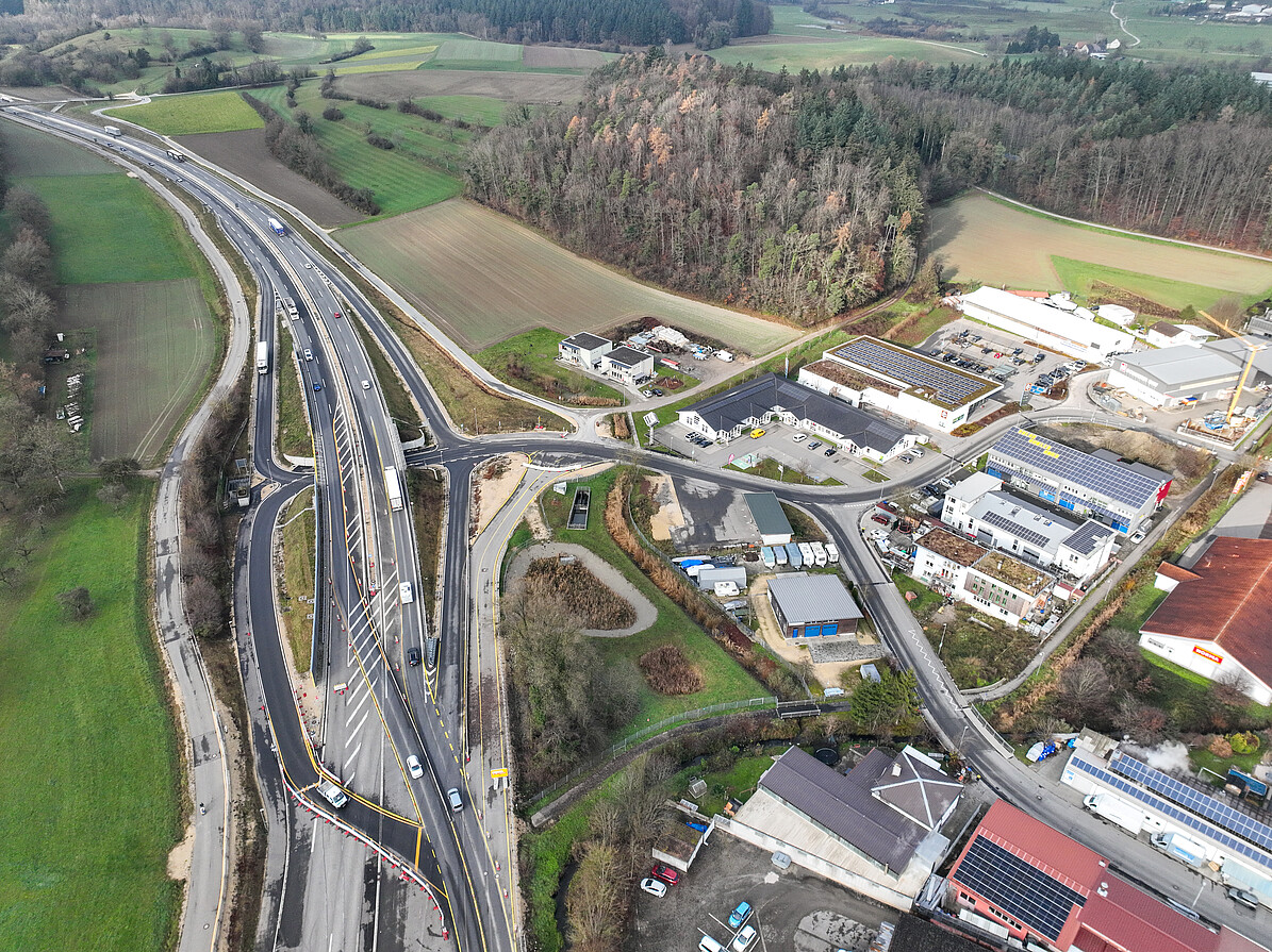 Blick Fahrtrichtung Radolfzell; Rechts: Gewerbegebiet Allensbach