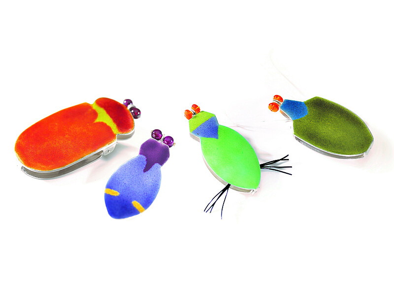 Vier verschiedenfarbige Anhänger in Form von Käfern