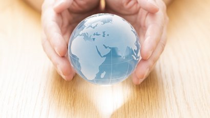 Weltkugel in den Händen einer Person