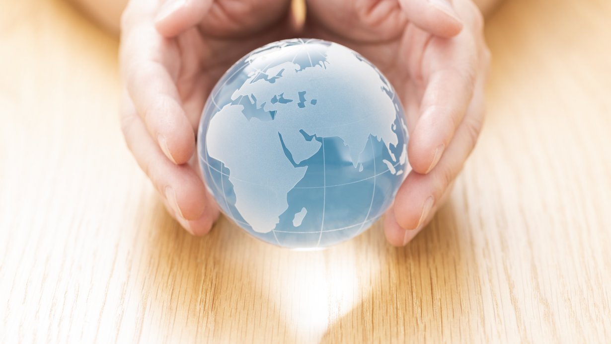 Weltkugel in den Händen einer Person
