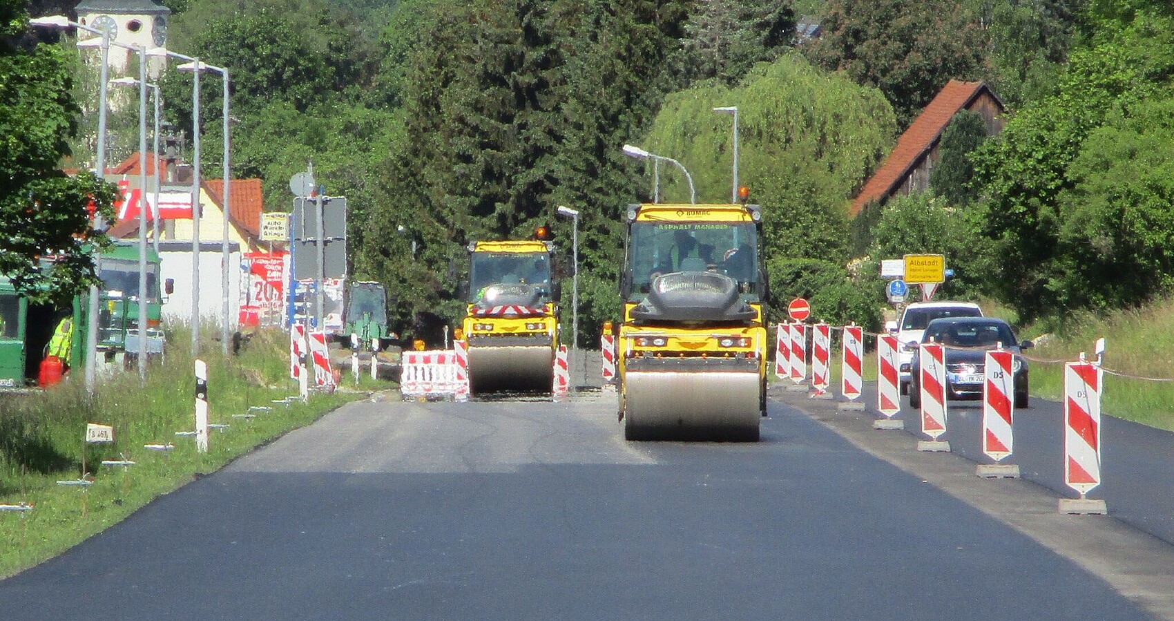 Fahrbahndeckenerneuerung auf der B 463 Ortsdurchfahrt Albstadt-Lautingen; das Bild zeigt zwei Walzen bei Asphaltierarbeiten