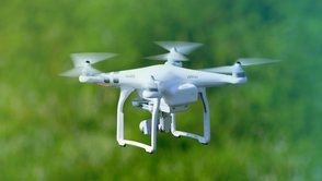 Quadcopter Drohne fliegt über ein Feld