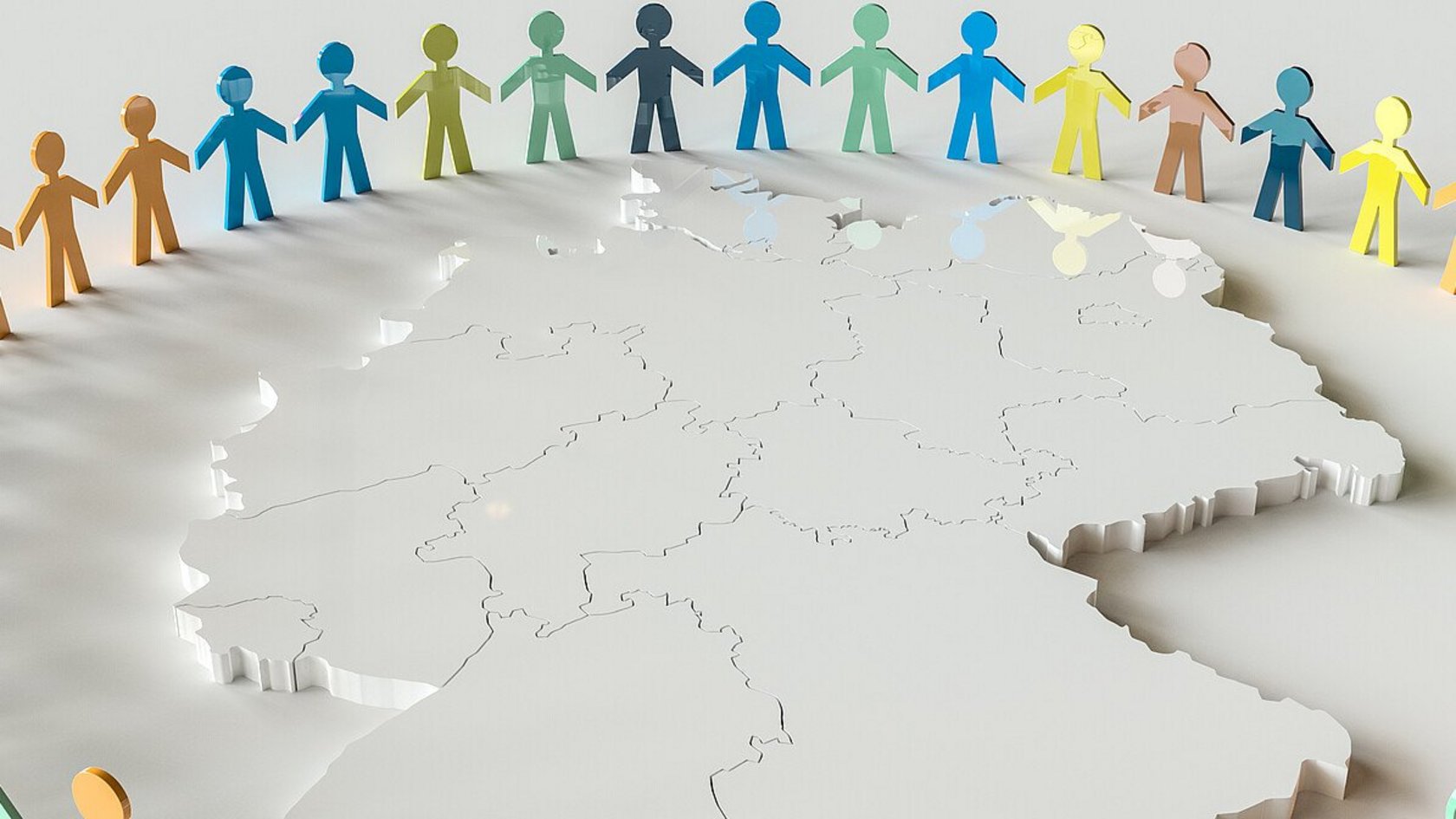 Weltkarte mit Papierfiguren, die ihre Hände halten