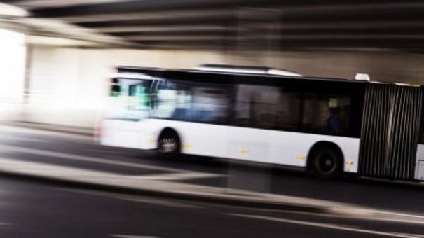 Ein Bus auf der Straße