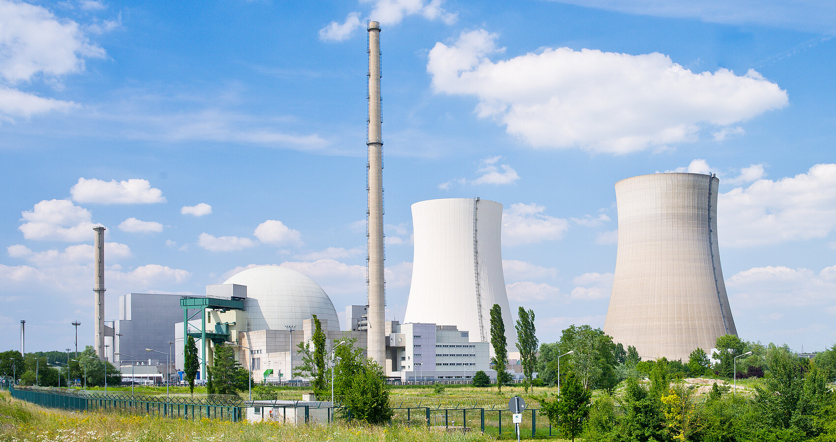 Bild zeigt ein Atomkraftwerk mit zwei Türmen