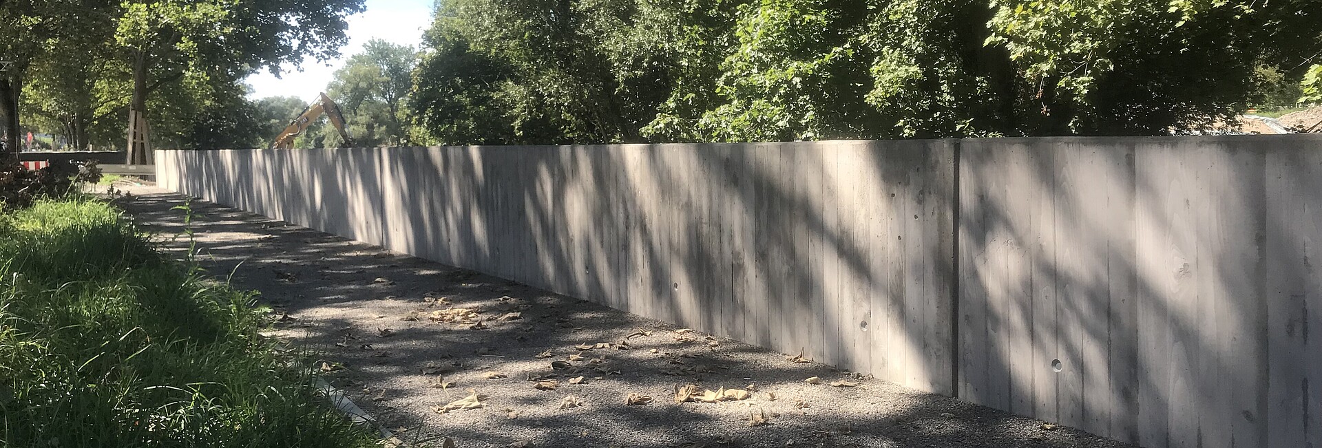 Hochwasserschutz in der Bismarkcstraße: Eine Mauer aus Beton führt entlang einer Straße