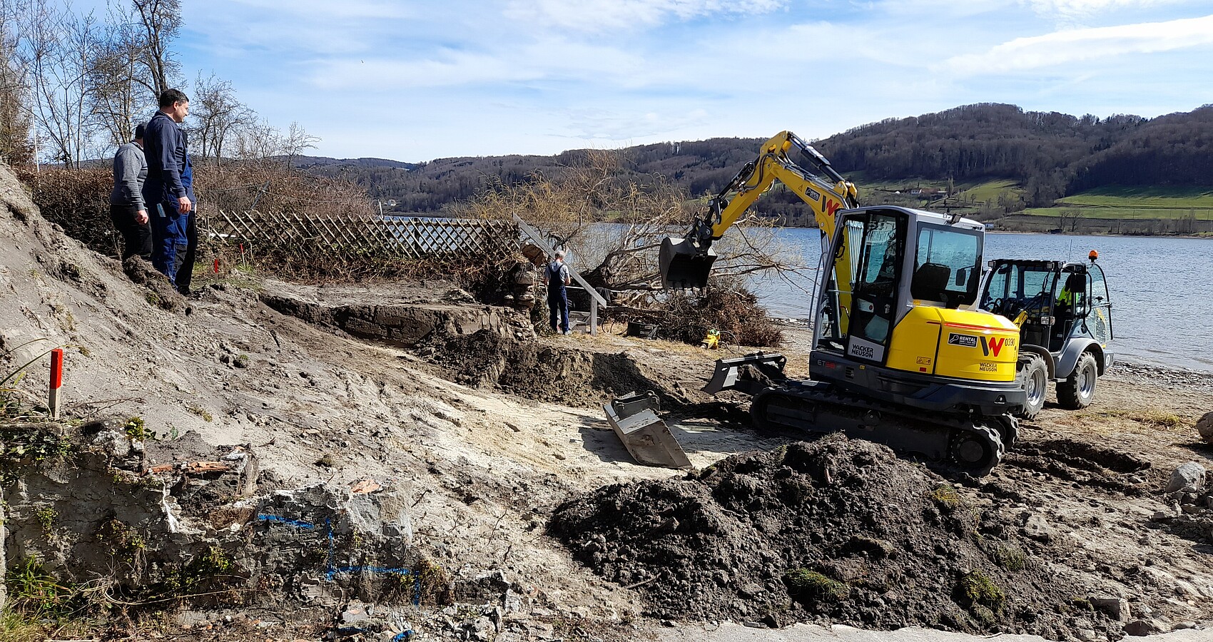 Die Mitarbeiter des Gewässerbetriebshofes des Regierungspräsidiums in Moos gestalten den neuen Uferübergang zum See