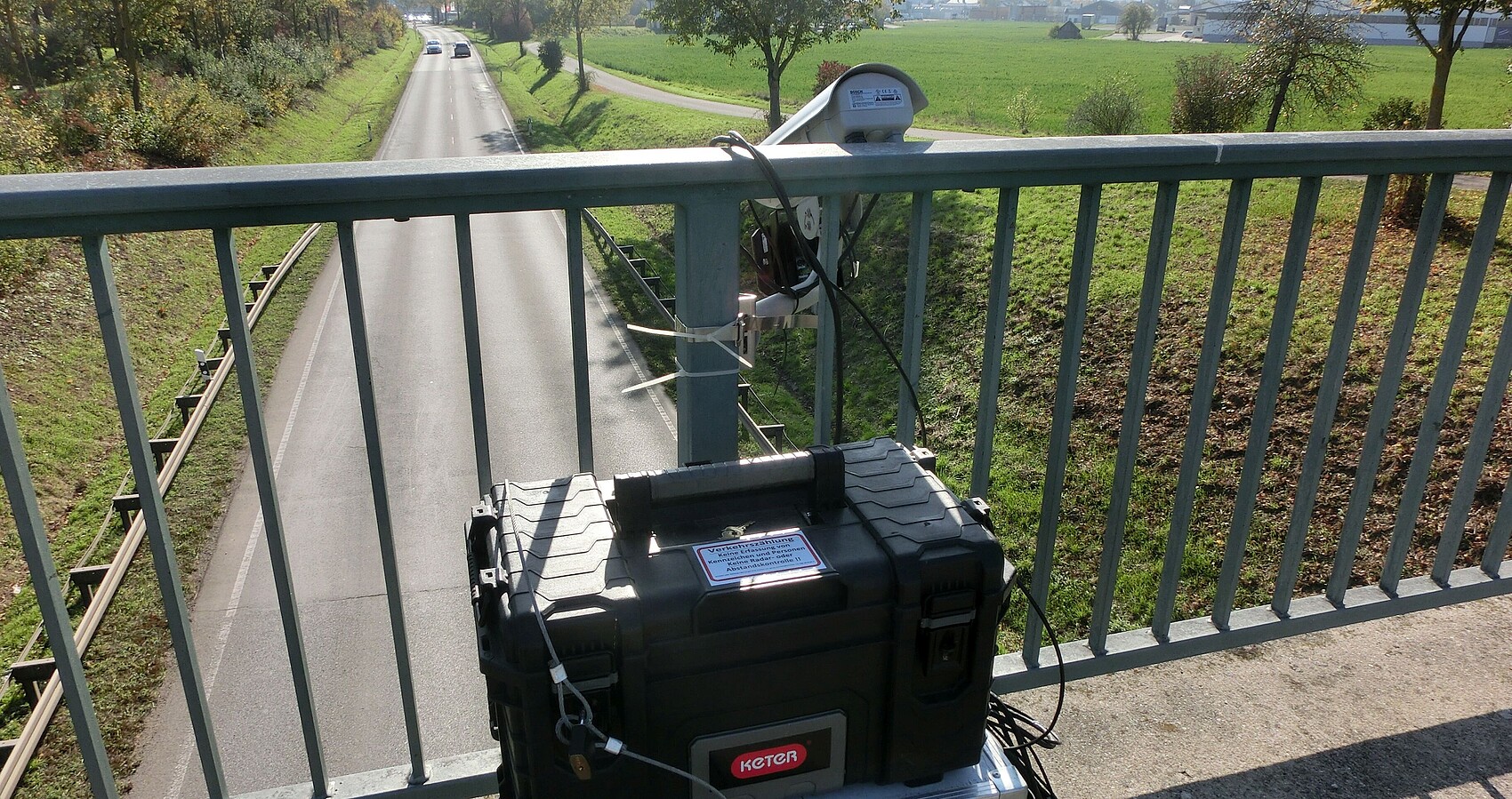 Verkehrserfassungskamera auf einer Brücke