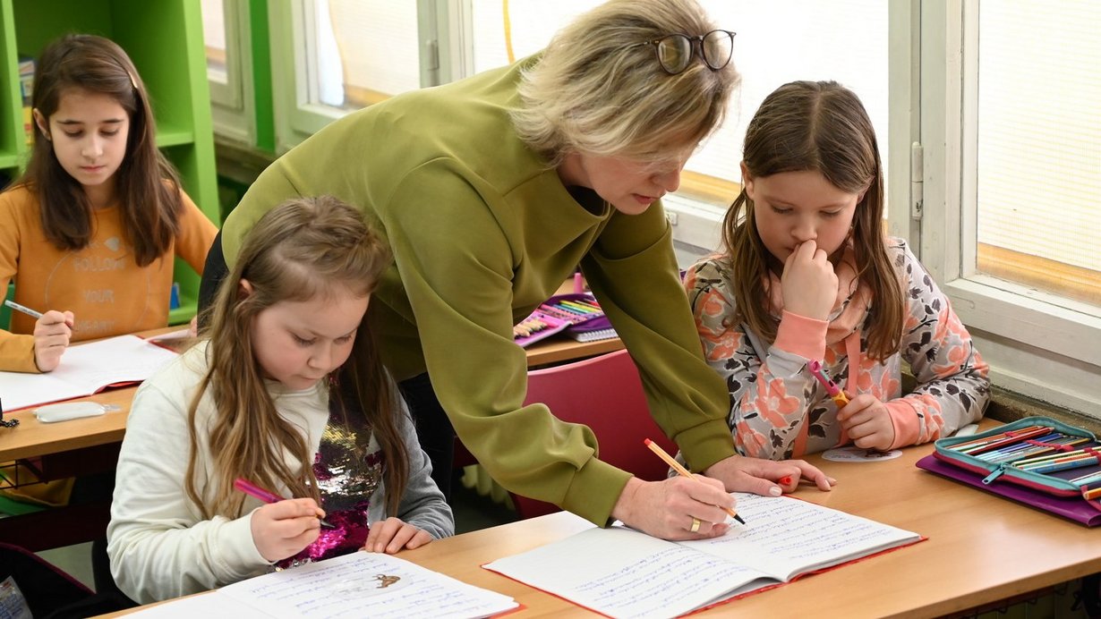 Bild zeigt Lehrerin mit Schülern